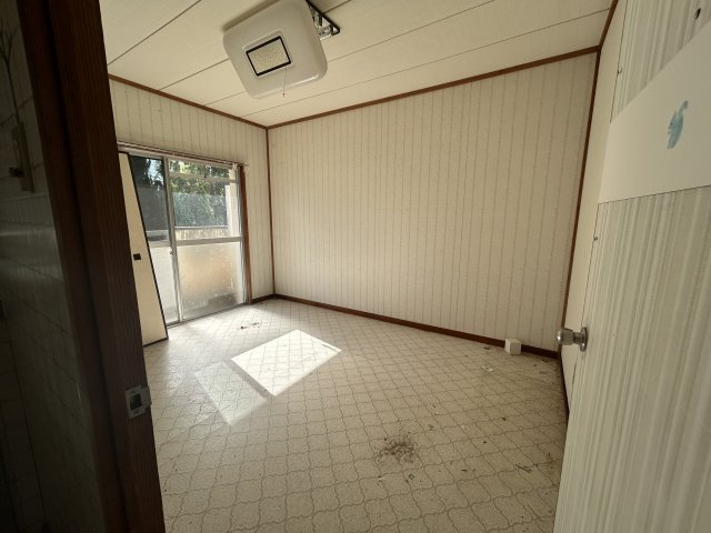 宮崎県日南市 １棟アパートの洋室|窓が大きく採光◎の洋室。バルコニーへのアクセスも良好で、開放感があります。床材も清潔で、単身者から小