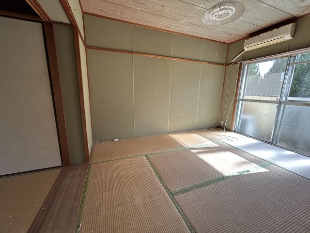 宮崎県日南市 １棟アパートの和室|採光・風通しともに良好で、快適な居住環境です。