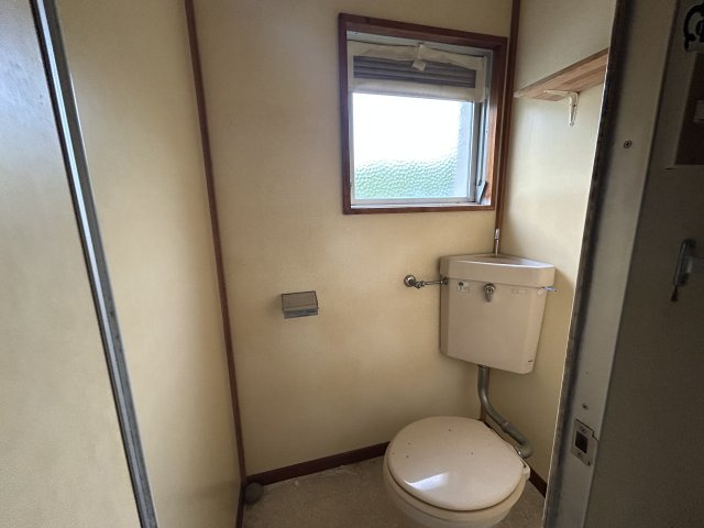 宮崎県日南市 １棟アパートのトイレ|窓から自然光が入り、換気も◎なトイレ空間