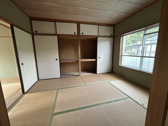 宮崎県日南市 １棟アパートの和室|落ち着いた畳の和室。押入れや天袋収納も充実しており、収納力は◎です