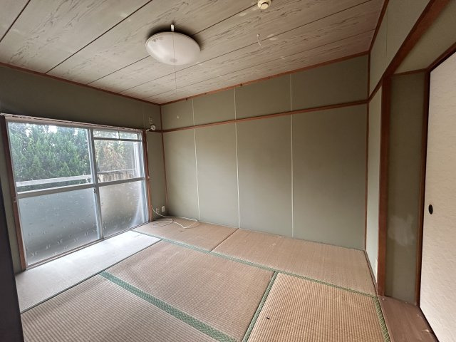 宮崎県日南市 １棟アパートの和室|大きな窓から自然光がたっぷり差し込む和室。風通しも良く、快適な居住空間を提供します。