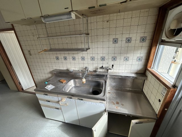 宮崎県日南市 １棟アパートのキッチン|タイル張りの壁が印象的な昭和レトロなキッチン。広々とした作業スペースと収納棚が充実