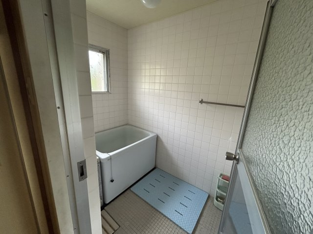宮崎県日南市 １棟アパートの浴室|シンプルで清潔感のある浴室。窓付きで換気も良好、カビ対策もしやすい環境です。