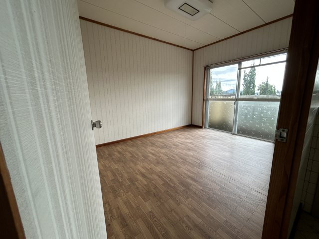 宮崎県日南市 １棟アパートの洋室|木目調のフローリングが美しい、清潔感あふれる洋室