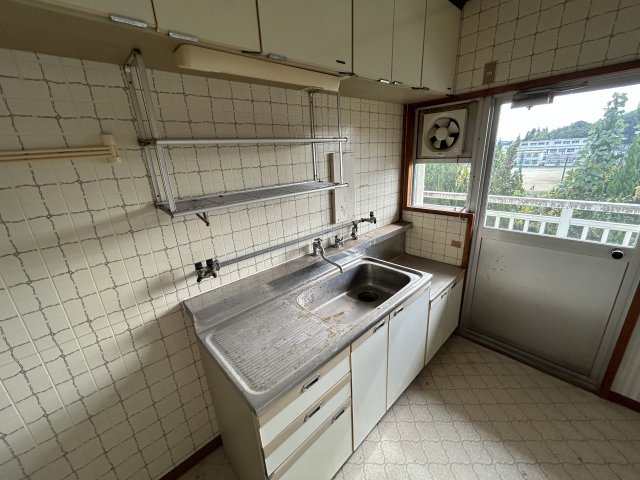 宮崎県日南市 １棟アパートのキッチン|収納棚やラックが充実したキッチン。