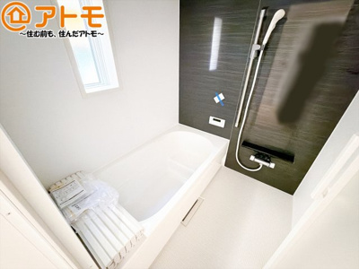 【浴室】 | 清水区三保第9　新築戸建　全1棟 | 浴室は落ち着いた色のパネルでゆったりと過ごせる空間です。お風呂で一日の疲れを癒しましょう♪