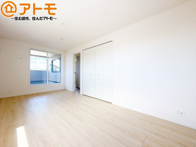 【寝室】 | 清水区三保第9　新築戸建　全1棟 | バルコニーに面したお部屋なので、布団などの大きなものも楽々干せます♪