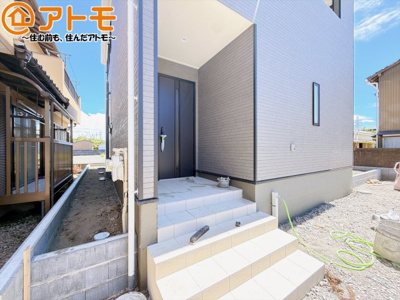 【玄関】 | 清水区三保第9　新築戸建　全1棟 | 落ち着いた色合いの玄関はダブルロックで防犯性に優れた仕様になっています♪