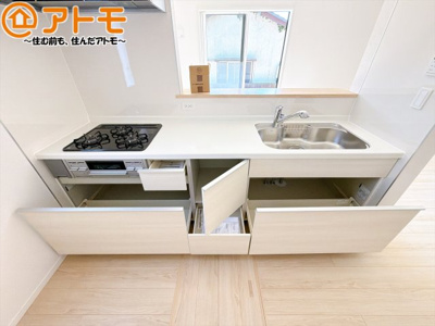 【キッチン】 | 清水区三保第9　新築戸建　全1棟 | つなぎ目の少ないシステムキッチンは、隙間に溜まる汚れも少なく、サッと拭けてお掃除の手間も軽減♪
