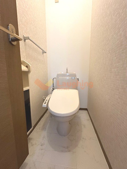 ハイフラワーコーポのトイレ|ゆったりとした空間のトイレです※別号室のお写真になります。