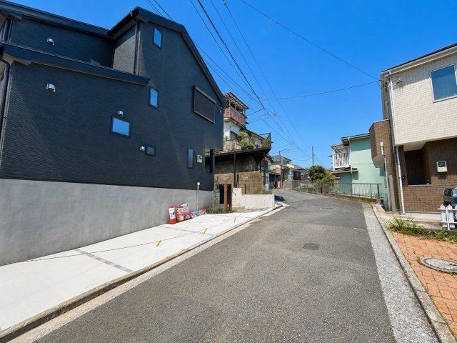 【横浜市南区六ツ川2丁目143-90新築戸建て】★仲介手数料無料★（六ツ川小学校・六ツ川中学校）の前面道路含む現地写真