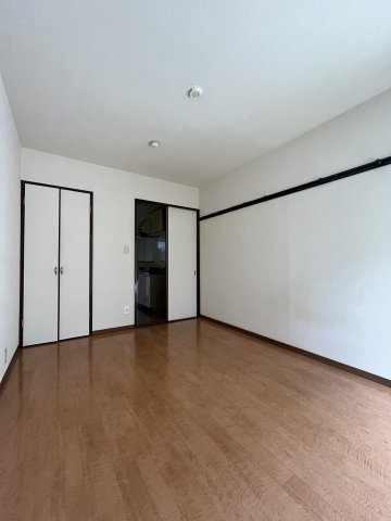 壁掛けが付いていてフックは左右に移動出来ます♪
