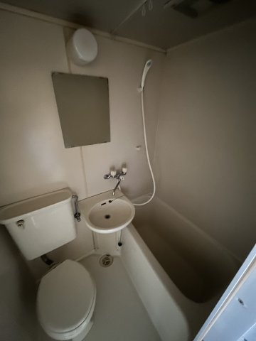 お風呂とトイレと洗面台です。換気扇も付いています♪