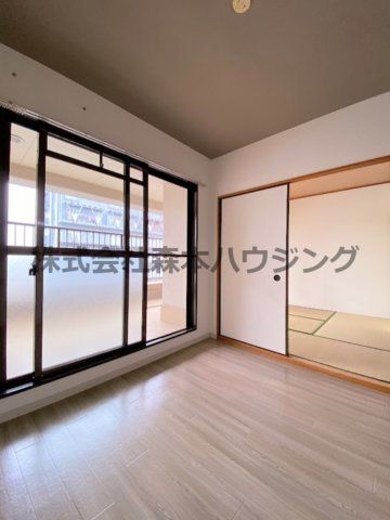 【居間・リビング】 | 　長楽ビル | こちらの居間で趣味の時間をお楽しみください