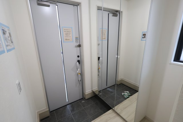 《仲介手数料無料》北区東大成町２丁目10-2新築一戸建て‎の玄関