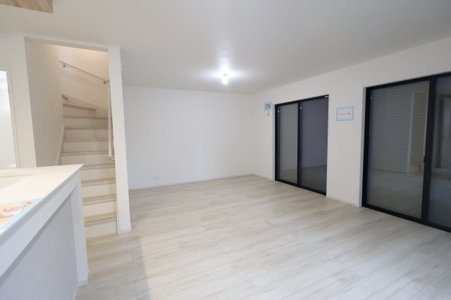 《仲介手数料無料》北区東大成町２丁目10-2新築一戸建て‎の居間・リビング