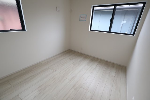 《仲介手数料無料》北区東大成町２丁目10-2新築一戸建て‎の洋室