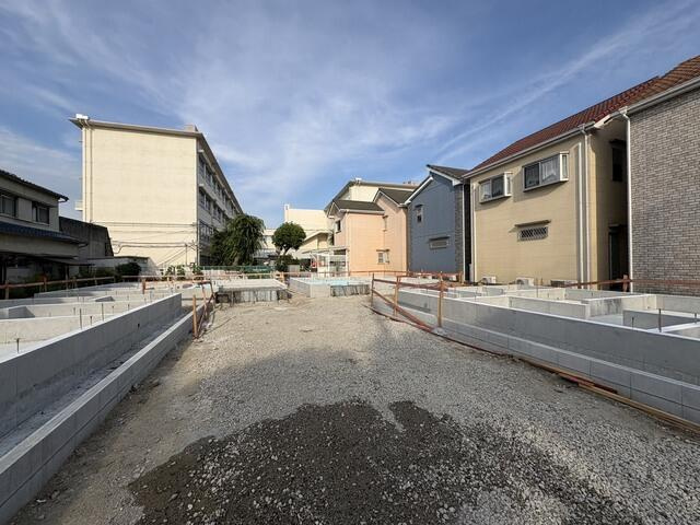 摂津市鳥飼西3丁目　新築戸建の前面道路含む現地写真