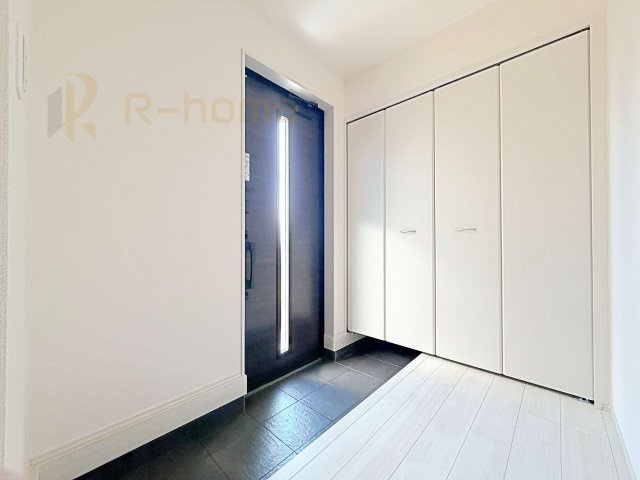 第1常総市収納谷　新築戸建て　1号棟の玄関|気持ちよくご家族やゲストを送迎できる穏やかな雰囲気の玄関♪大きな下駄箱で玄関廻りスッキリ♪