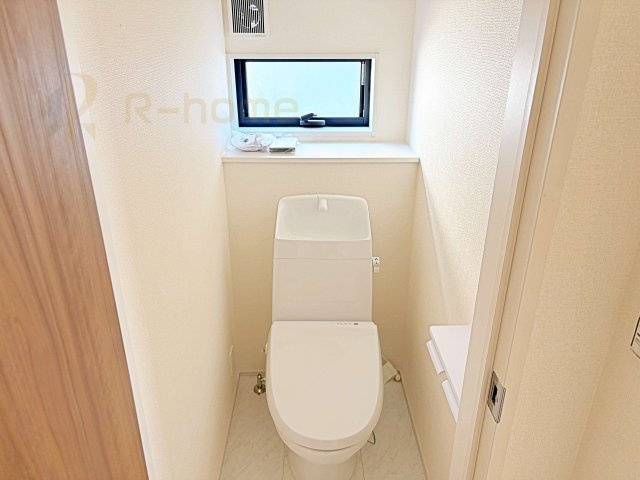 第1常総市収納谷　新築戸建て　1号棟のトイレ|温水洗浄便座付きのトイレ。
トイレが２ヵ所設置で朝の忙しい時間でも安心です。