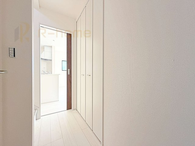 第1常総市収納谷　新築戸建て　1号棟の収納|掃除用具などの収納に便利なホール収納付き！