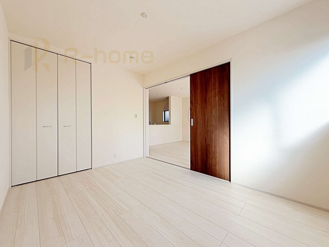 第1常総市収納谷　新築戸建て　1号棟の和室|1階洋室はゲストルーム、キッズスペースとしても利用可能♪
開放してリビングと繋げればゆとりの大空間！