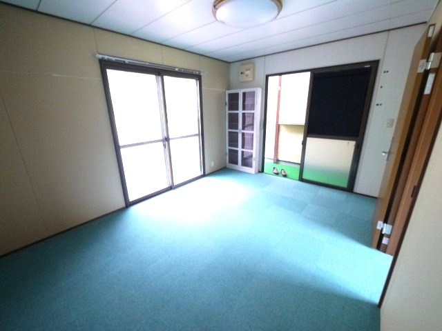 山武市埴谷　中古戸建の内装|2DK+倉庫+ログハウス　敷地約78坪  さんぶの森公園徒歩約5分  自然豊かな立地 書斎棚多数