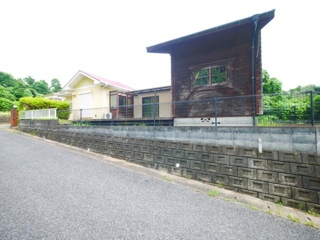 山武市埴谷　中古戸建の前面道路含む現地写真|2DK+倉庫+ログハウス　敷地約78坪  さんぶの森公園徒歩約5分  自然豊かな立地 書斎棚多数