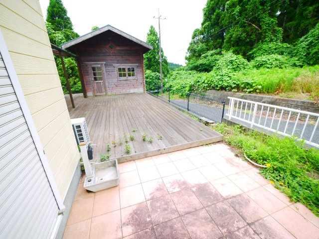 山武市埴谷　中古戸建の庭|2DK+倉庫+ログハウス　敷地約78坪  さんぶの森公園徒歩約5分  自然豊かな立地 書斎棚多数