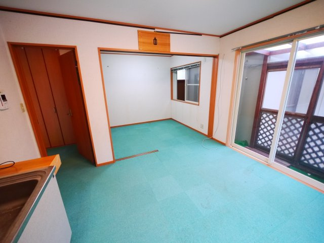 山武市埴谷　中古戸建の居間・リビング|2DK+倉庫+ログハウス　敷地約78坪  さんぶの森公園徒歩約5分  自然豊かな立地 書斎棚多数