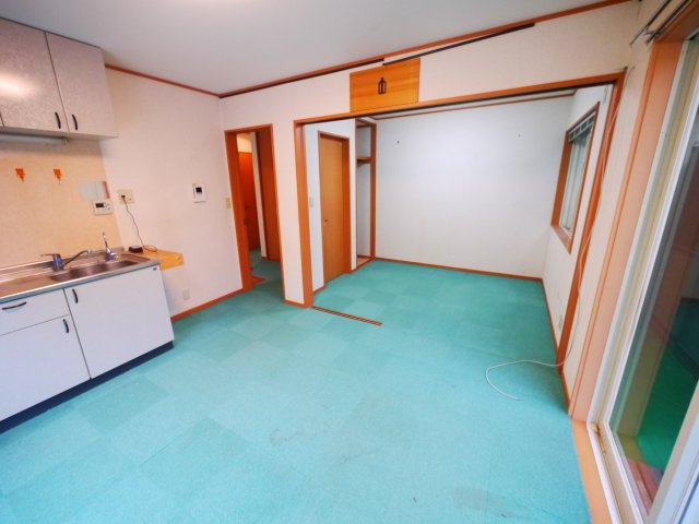 山武市埴谷　中古戸建の居間・リビング|2DK+倉庫+ログハウス　敷地約78坪  さんぶの森公園徒歩約5分  自然豊かな立地 書斎棚多数