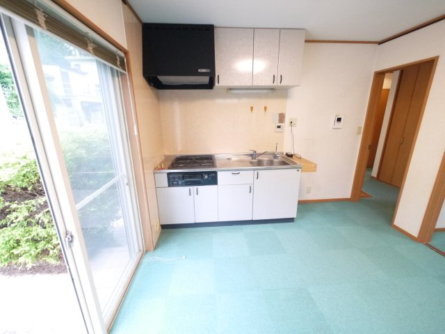 山武市埴谷　中古戸建のキッチン|2DK+倉庫+ログハウス　敷地約78坪  さんぶの森公園徒歩約5分  自然豊かな立地 書斎棚多数