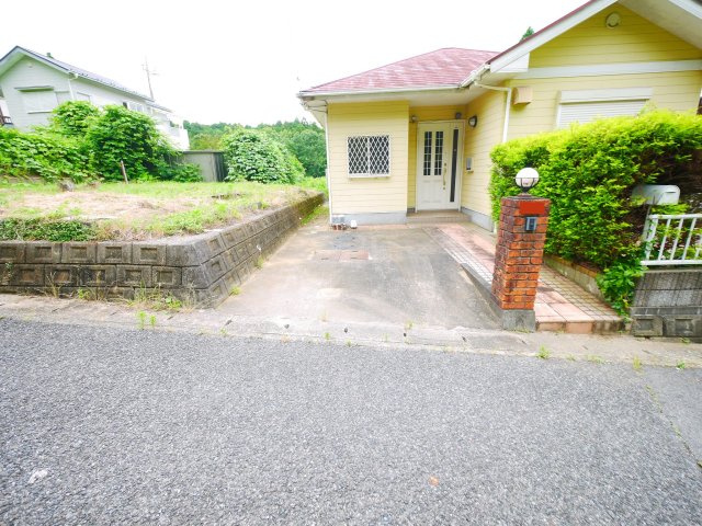 山武市埴谷　中古戸建の駐車場|2DK+倉庫+ログハウス　敷地約78坪  さんぶの森公園徒歩約5分  自然豊かな立地 書斎棚多数
