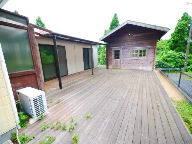 山武市埴谷　中古戸建の庭|2DK+倉庫+ログハウス　敷地約78坪  さんぶの森公園徒歩約5分  自然豊かな立地 書斎棚多数