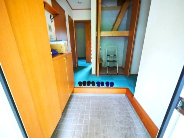 山武市埴谷　中古戸建の玄関|2DK+倉庫+ログハウス　敷地約78坪  さんぶの森公園徒歩約5分  自然豊かな立地 書斎棚多数