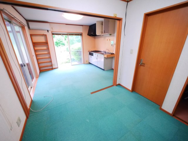 山武市埴谷　中古戸建の居間・リビング|2DK+倉庫+ログハウス　敷地約78坪  さんぶの森公園徒歩約5分  自然豊かな立地 書斎棚多数