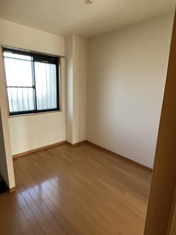 ピュアシティ琴芝の洋室|玄関横にスペースがあり、雨の日等は洗濯を干すことも可能です