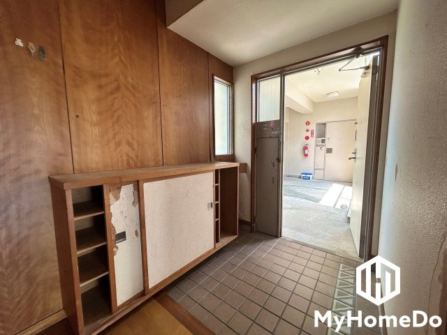 天王マンションの玄関