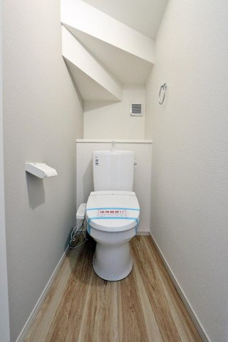 【LIGARE】 東大和市南街13期のトイレ|清潔感あるトイレ内には、ウォシュレット機能付便座