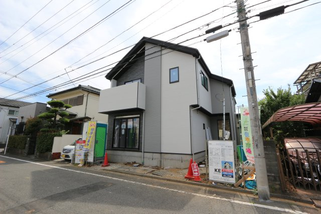 【LIGARE】 東大和市南街13期の外観|家族のカーライフを支える2台分の駐車スペース