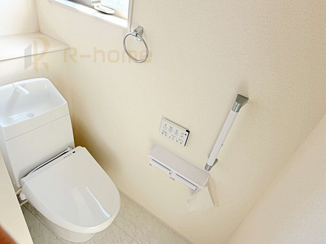 第1常総市収納谷　新築戸建て　2号棟のトイレ|小窓が付いた明るいトイレ♪
温水洗浄便座付きです。