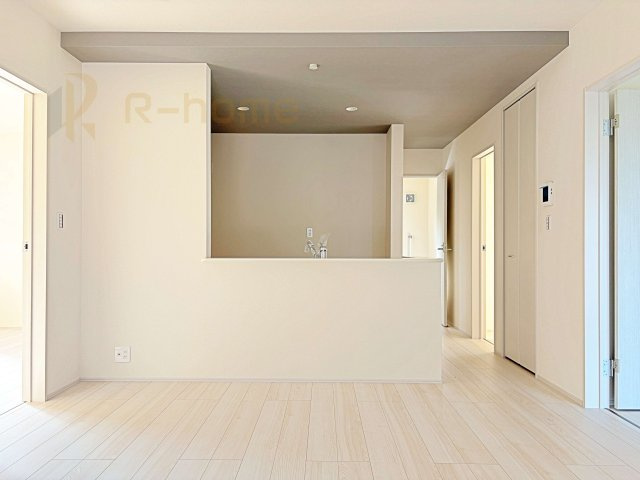 第1常総市収納谷　新築戸建て　2号棟のキッチン|対面式でリビングのテレビを見ながら家事もできますね♪
