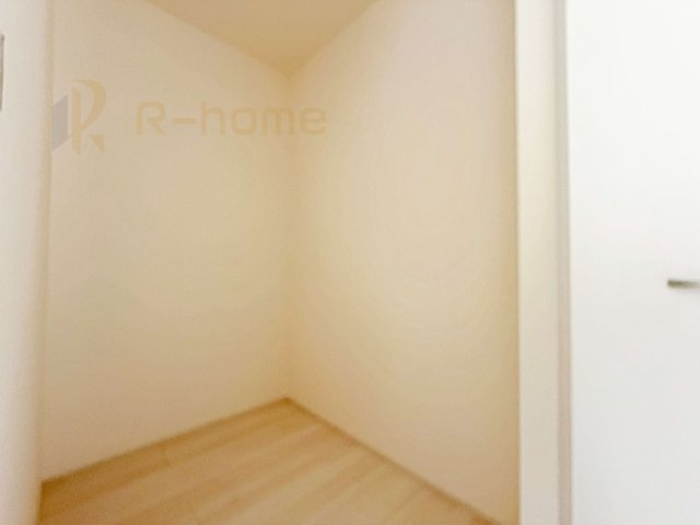 第1常総市収納谷　新築戸建て　2号棟の収納|キッチンパントリーとしても活用できる収納！リビングに物を出さず、綺麗を保てそうですね♪