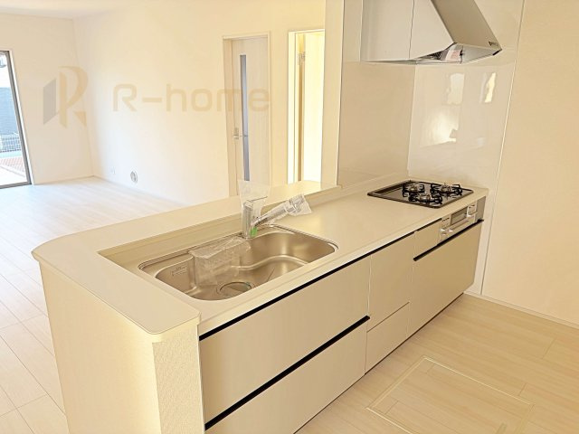 第1常総市収納谷　新築戸建て　2号棟のキッチン|料理をしながら家族とコミュニケーションが取れる対面式システムキッチン。