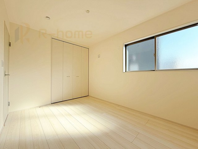 第1常総市収納谷　新築戸建て　2号棟の洋室|どんな部屋家具も合わせやすいシンプルな洋室！
たっぷりの日差しと心地よい風が舞い込む住まい♪