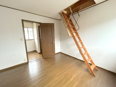 【洋室】 | 枚方市伊加賀西町 戸建 | 屋根裏収納完備！