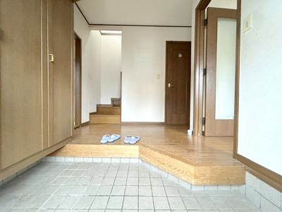 【玄関】 | 枚方市伊加賀西町 戸建 | シューズボックス完備されております！
