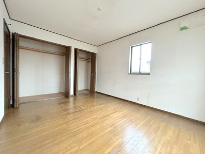 【洋室】 | 枚方市伊加賀西町 戸建 | 窓が多いので、どのお部屋も明るいです。
