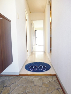 【展望】 | 玄関から室内への景観です！正面奥にダイニングキッチン、左手に洋室があります☆