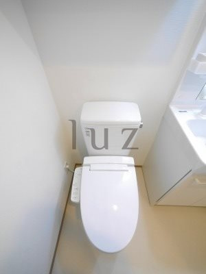 ショウケンレジデンス横浜野毛山公園のトイレ|温水洗浄便座付きのトイレです。